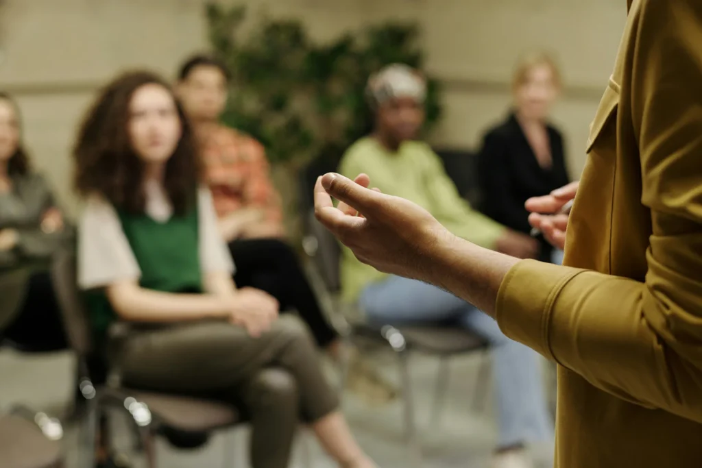 La salle est pleine. Les chaises grincent légèrement. Les conversations s’éteignent. Prise de parole en public : comment faire